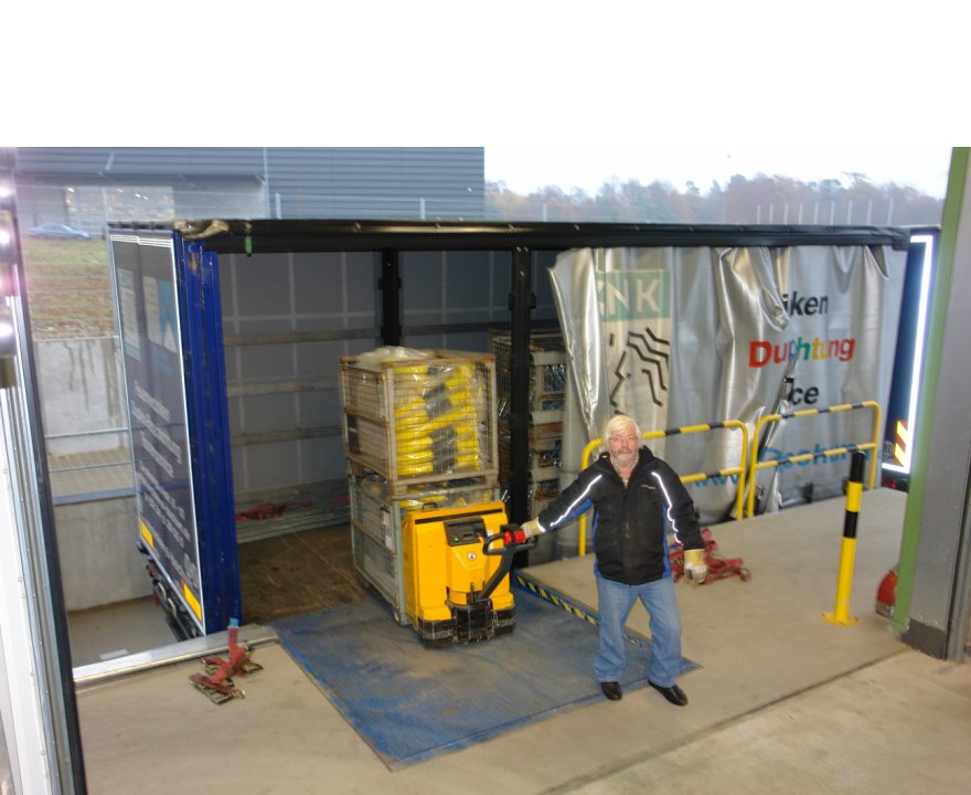 Seitliche Entladung an den Verladerampen der CYBERlogistics GmbH in Taunusstein / Hessen