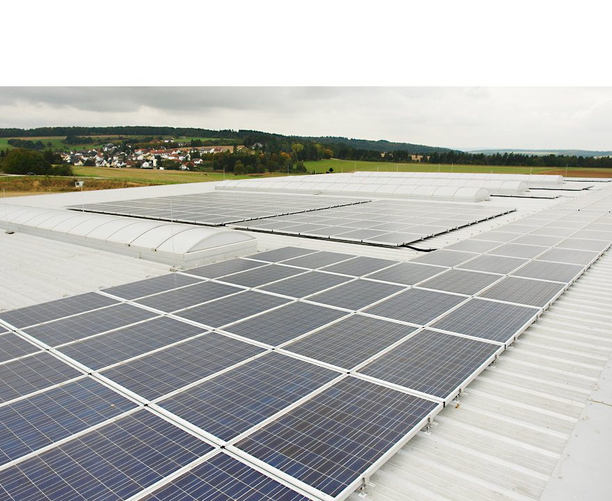 Energiesparende Lagerhalle: Solarzellen auf dem Lagerhallendach der CYBERlogistics GmbH in Taunusstein / Hessen