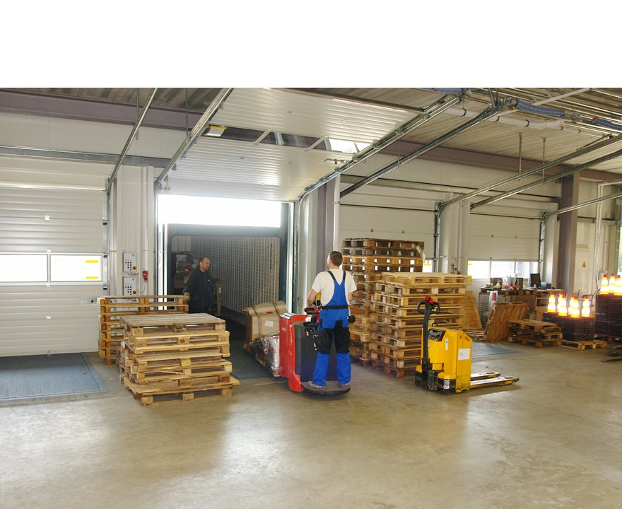 Warenauslieferung in sicherer Verpackung. Verladerampen der CYBERlogistics GmbH in Taunusstein / Hessen