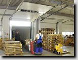 Warenauslieferung und transportsichere Verladung an der Laderampe der CYBERlogistics GmbH in Taunusstein / Hessen.