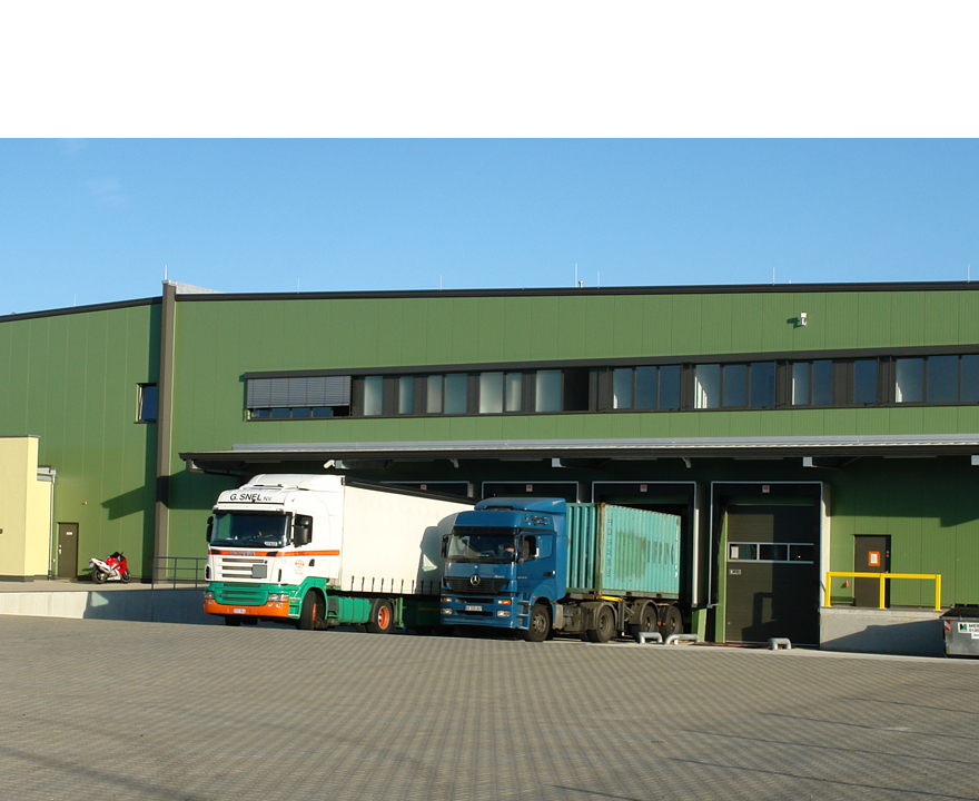 Versand / Warentransport von der Lagerhalle zum Kunden.